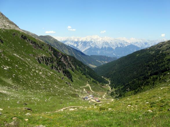 Tiefblick auf die Steinkasernalm und über das Voldertal hinaus.