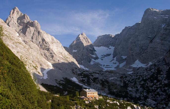 Blaueishütte mit umrahmende Berge