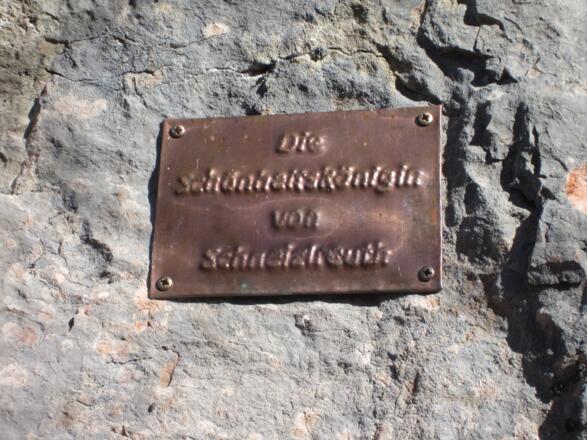 Schild am Einstieg in die Klettertour Die Schönheitskönigin von Schneizlreuth am Rabensteinhorn
