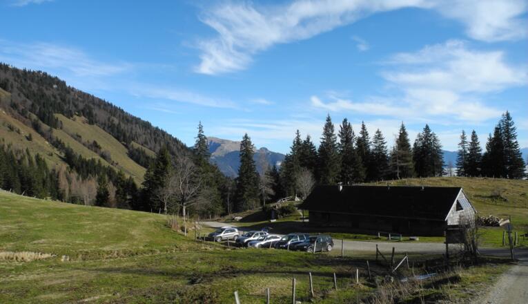 Die Parkmöglichkeit bei der Illingerbergalm
