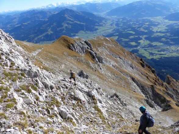 Nach einem kurzes ersten steilen Abstieg vom Gipfel, wird es nun kurz einmal sanfter.