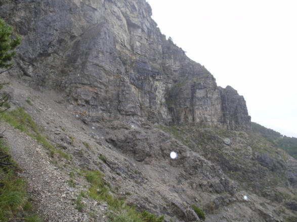 Jubiläumsweg - unter dieser Wand vorbei