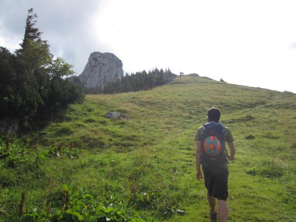 nach der Kampenwandhütte gut erkennbarer Steig zum Einstieg