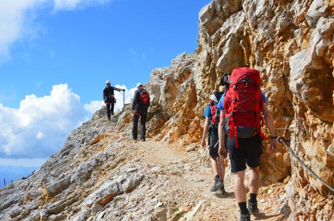 Der letzte Quergang im Gipfelhang, bevor es auf dem Grat zum Münchner Haus geht