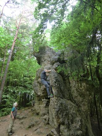 Nette Kletterei im 2. Schwierigkeitsgrad neben dem Noristörle