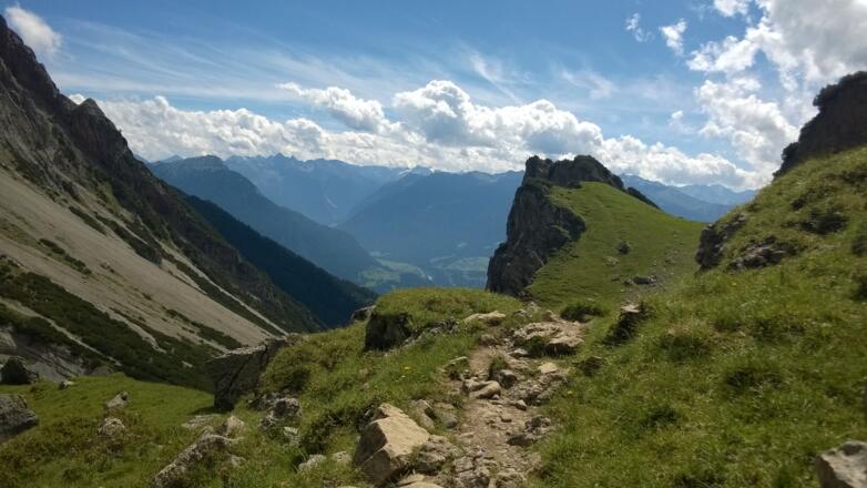 Auf dem Weg ins Inntal. Die Stubaier Alpen im Blick.