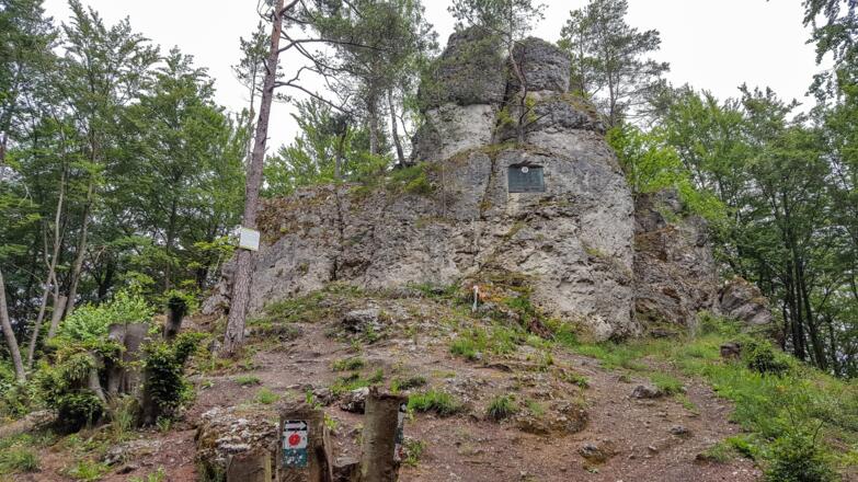 Der Prellstein mit Gedenktafel