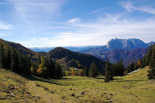 Blick zur Kreuzangeralm, zu den Ostalpen und zum Wilden Kaiser