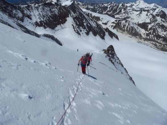 Die steile Flanke zum Gipfelaufbau