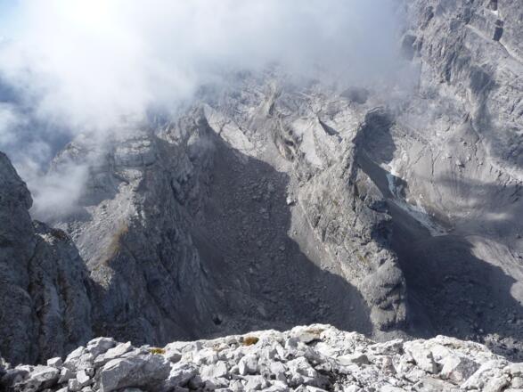 Tiefblick vom Gipfel auf das obere Watzmannkar und die Kinder (Ostwand vom Nebel verdeckt)