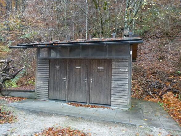 Parkplatz Anzenbach mit Toilettenanlage