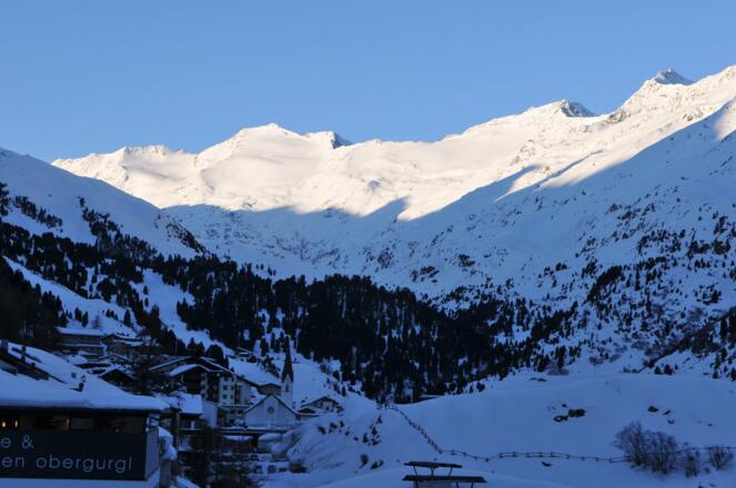 Obergurgl:  winterlicher Blick auf den morgendlichen Schalfkogel