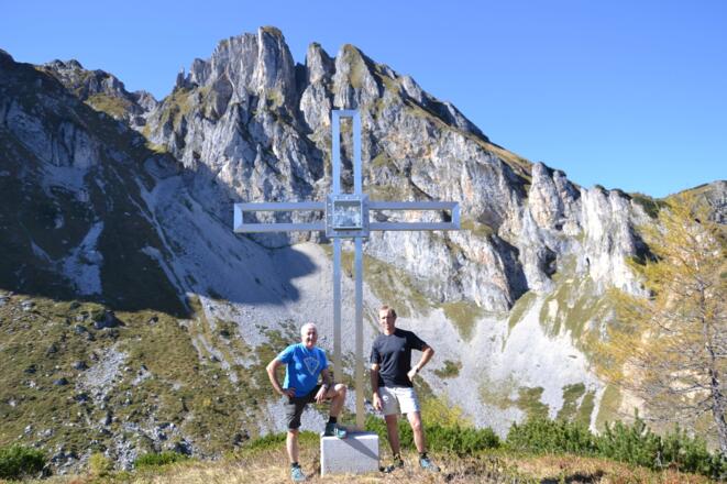 Das Alpenvereinskreuz am Schober, im Hintergrund der Sandkogel
