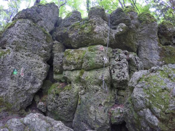 An der Amtsknechtshöhle (Nr. 25) treffen Höhlenrundwanderweg und Norissteig zusammen