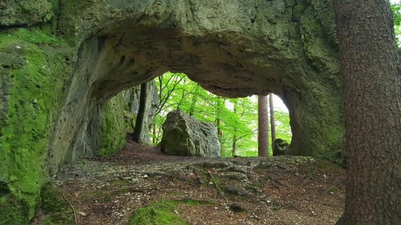Durch dieses Felsentor (Höhle Nr. 13) kommen wir aufrechten Ganges durch