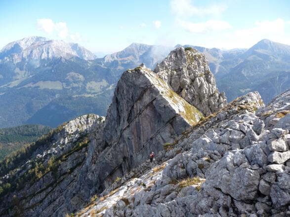 Auf dem Abstieg zum Mooslahnerkopf. Über die besonnte Fläche führt der Weg auf die Scharte und wieder zur Nordseite