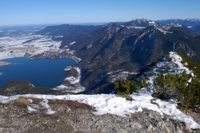 Blick vom Gipfel hinunter zum Kochelsee und Kochel