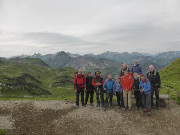 Die Lechtaler Alpen im Hindergrund.