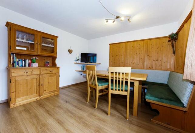 Ferienwohnung 1- Wohnzimmer mit Esstisch