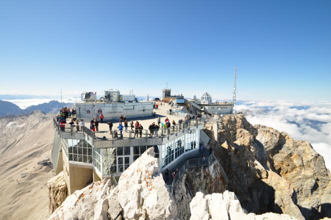 Blick vom Zugspitzgipfel zurück zur Bergstation: Natur und Technik liegen hier sehr nah beieinander