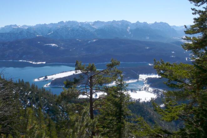 Blick über den Walchensee zum Karwendelgebirge