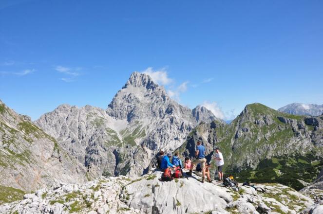 Ein nettes Brotzeitplatzerl - Die Watzmannsüdspitze winkt herüber