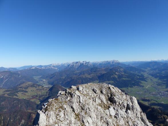 Unglaublicher Blick gegen Osten mit Loferer und Leoganger Steinberge.