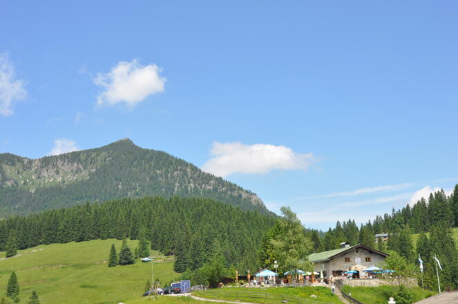 Die Albert-Link-Hütte mit dem Gipfel des Brecherspitz im Hintergrund