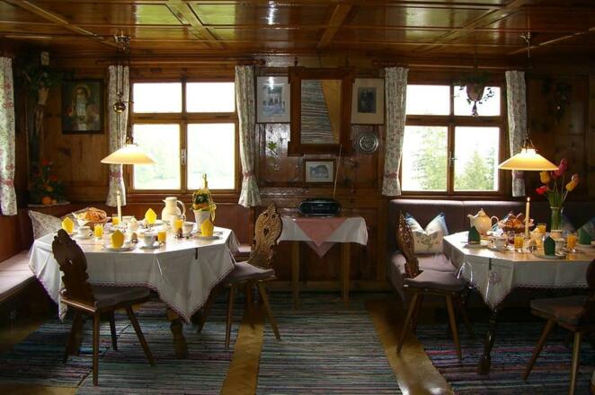 Wohnzimmer mit Kachelofen