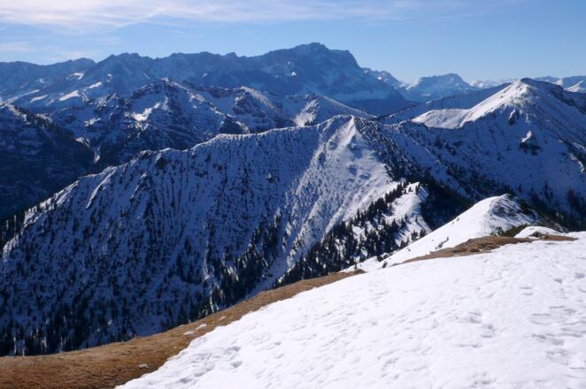 Im Südwesten die Zugspitze