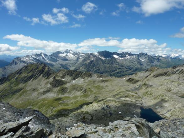 Tolles Panorama, rechts unten einer der beiden Alplesseen