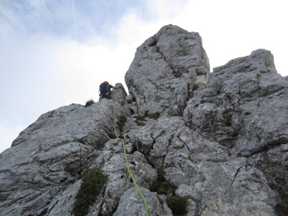 in leichter Kletterei (3+) am Zapfen vorbei auf den Teufelsturm