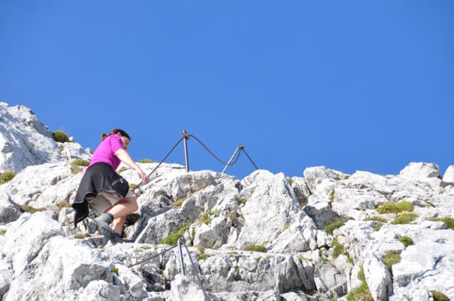 Die alpine Schlüsselstelle beim Aufstieg auf das Hocheck - eine seilversicherte Passage stellt keine Schwiegrigkeit dar.