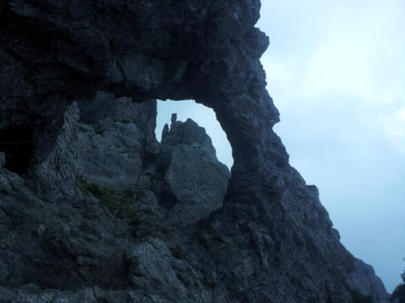 Ein natürliches Felsentor bildet den nördlichen „Eingang“ zum Drei-Schwestern-Steig