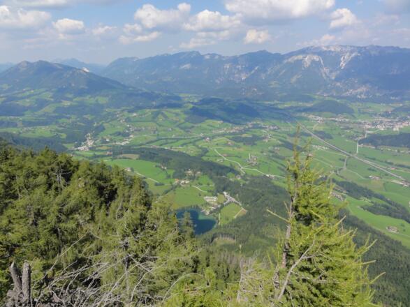 Blick vom Seespitz-Gipfel ins Tal mit Gleinkersee und Sengsengebirge