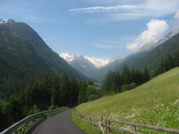 Die Fahrstraße vom Oberegg nach Krößbach. Im Hintergrund das Zuckerhütl.