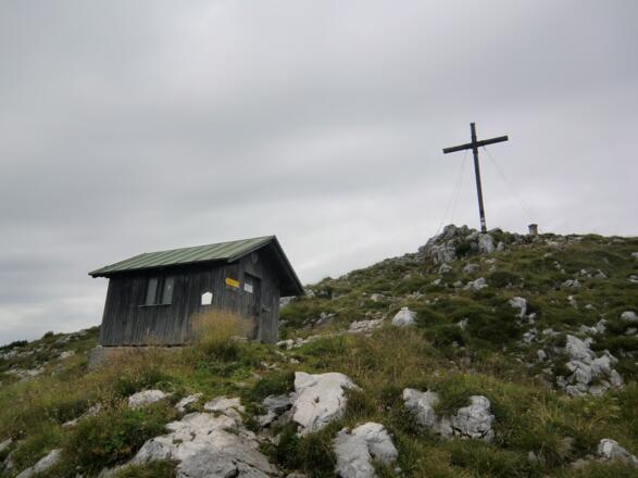 Gipfel der Benediktenwand (1801 m) mit der Biwakhütte