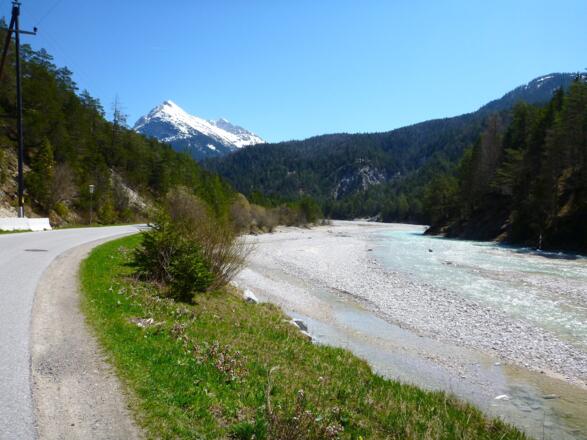 Straße zum Wiesenhof neben der Isar