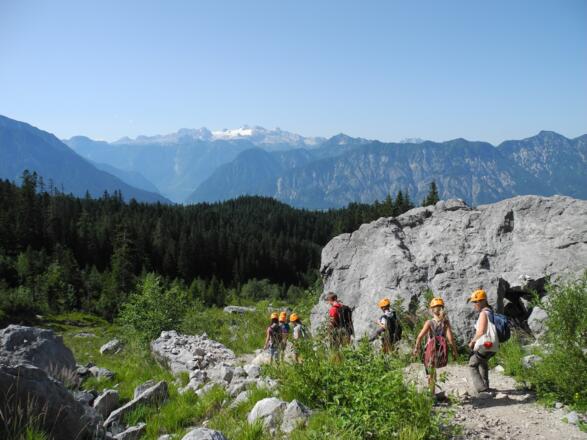 Am Weg durch das Bergsturzgelände - die Kinder mit Helm sind am Weg zu einem Klettererlebnistag (3.8.2013)