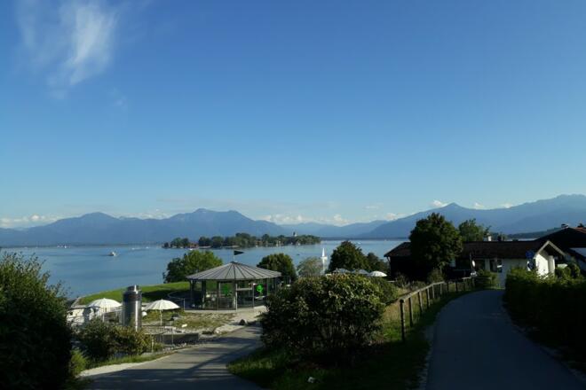 Chiemseerundweg bei Gstadt mit Blick auf die Fraueninsel
