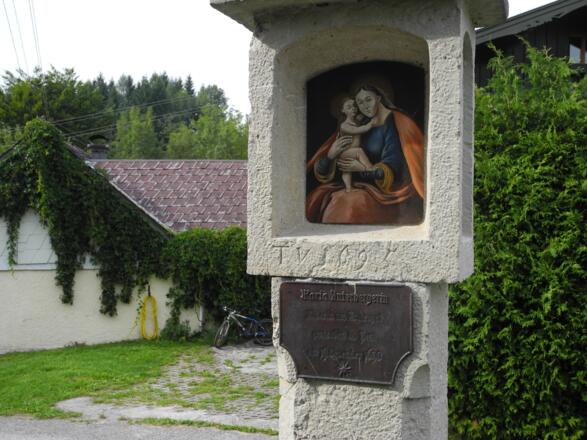 Bei dieser Pestsäule endet der Bachweg, nun folgen wir ein kurzes Stück dem "Römerweg 2".