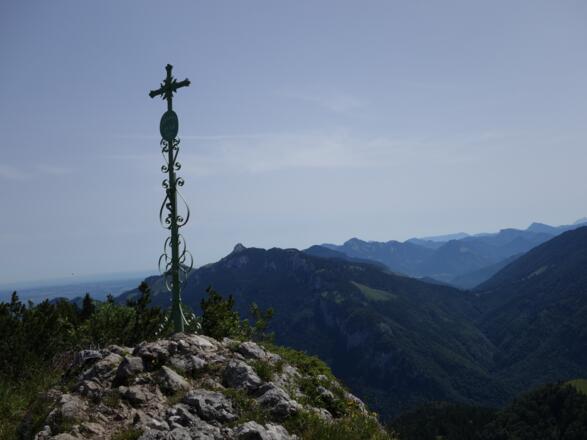 Das originelle Gipfelkreuz am Klausenberg (1.554 m)