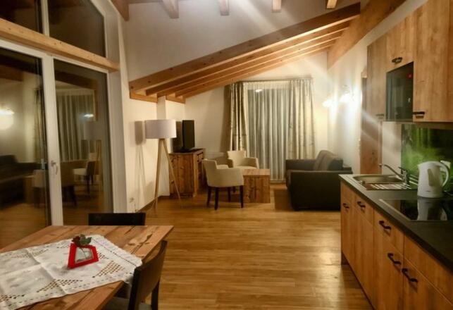 Wohn-Esszimmer mit Küche FeWo Gaichtspitze