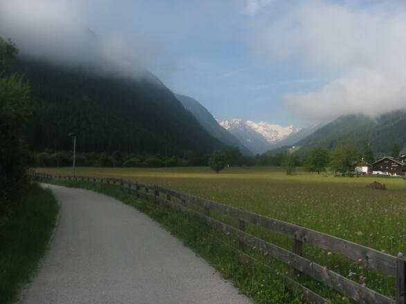 Am Uferweg, Blick Richtung Zuckerhütl, höchster Berg der Stubaier Alpen.