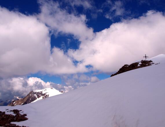 Gipfelkreuz auf der Schneekuppe in Sicht