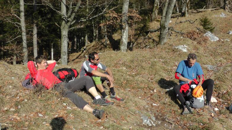 Nach getaner Arbeit - nochmals die Stelle, wo es nach rechts zu Rucksackdepot und Abseilpiste hinuntergeht (12.3.2011)