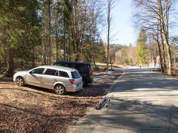der Parkplatz entlang der Straße in Obejettenberg