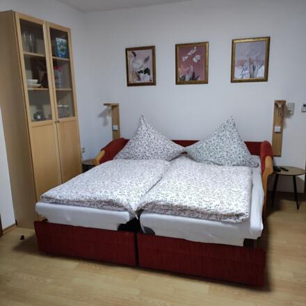 Wohn-Schlafzimmer Zweibett