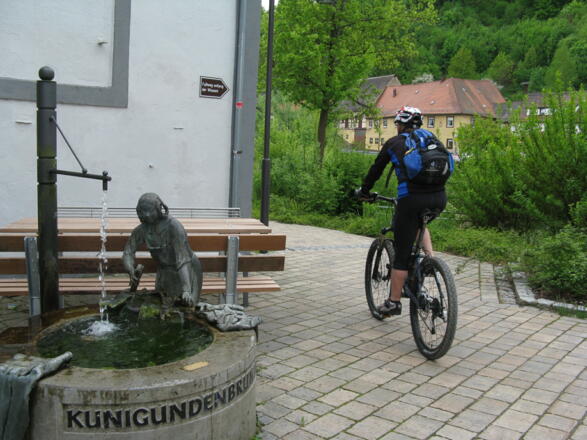 Ab dem Kunnigundenbrunnen fahren wir immer an der Wiesent entlang!
