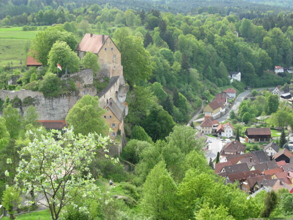 Wir erreichen die Burg Pottenstein oberhalb der Ortschaft!